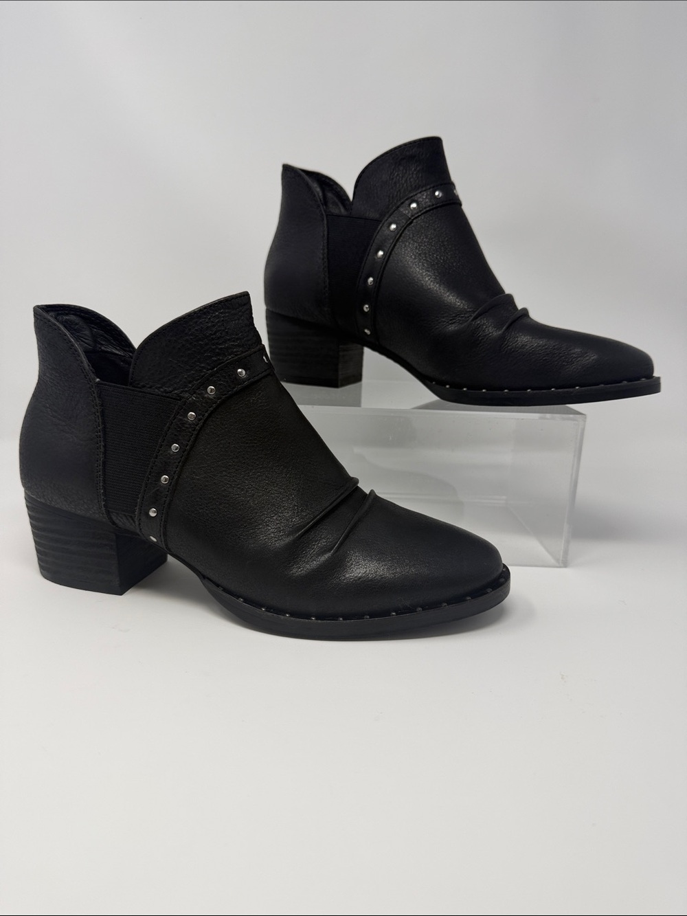 Earth Women's Black Leather Ankle Booties with Stud Detail Size 7.5